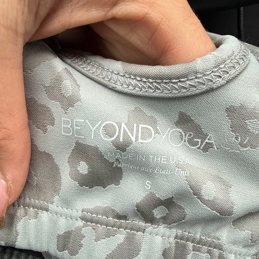 BEYOND YOGA Studio Crop Tank Gray Leopard- Size Small - Picture 6 of 7